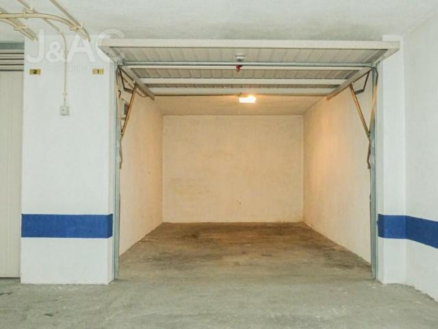 Garagem alugar em Bairro J. Pimenta, Cascais