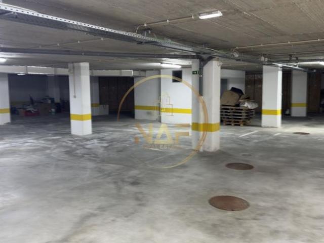 Garagem alugar em Lagoal, Oeiras