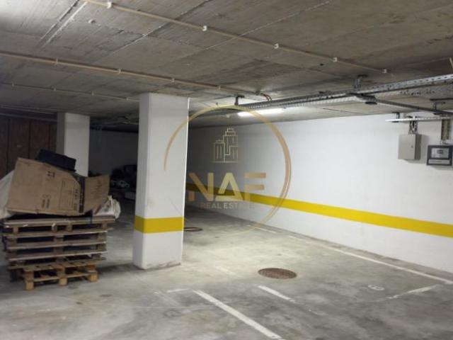 Garagem alugar em Lagoal, Oeiras