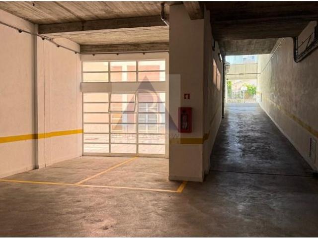 Garagem alugar em Núcleo Urbano Histórico de Algés, Oeiras