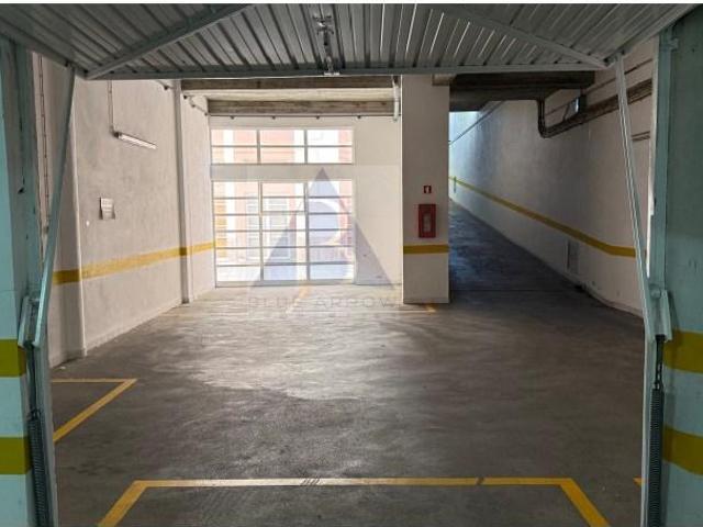 Garagem alugar em Núcleo Urbano Histórico de Algés, Oeiras
