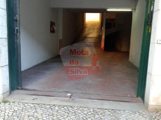 Garagem alugar em Cova da Piedade, Almada