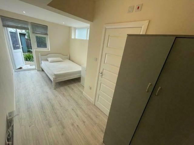 Studio for rent in London Borough of Ealing, Perivale