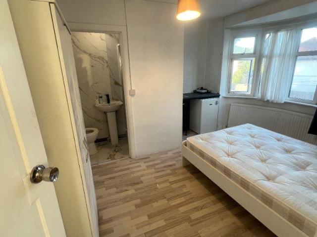 Apartment for rent in St Raphaels, Greater London