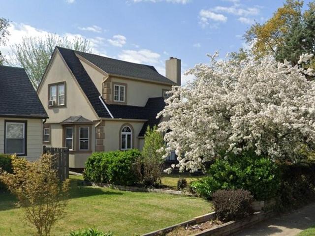House for sale in Roslyn Heights