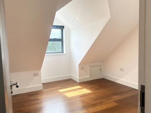 Apartment for rent in Summerstown, Greater London