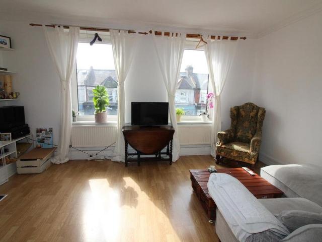 Apartment for rent in Summerstown, Greater London