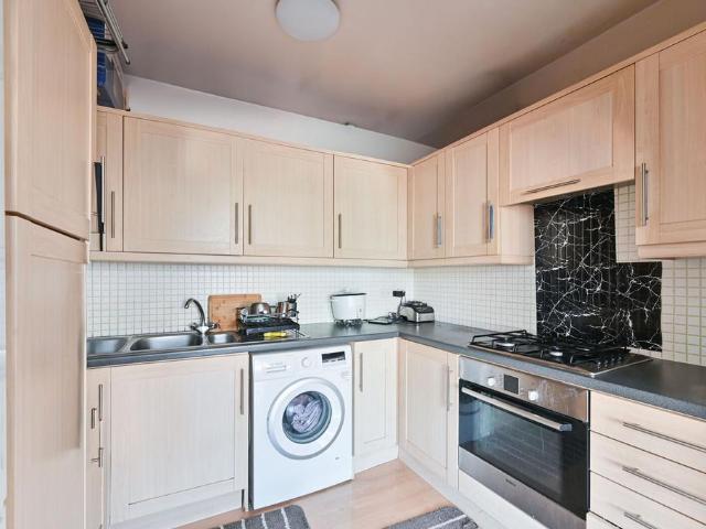 Apartment for rent in Summerstown, Greater London