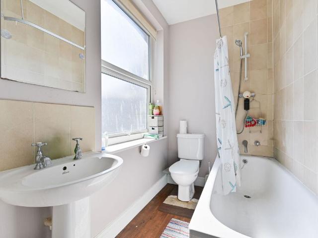 Apartment for rent in Summerstown, Greater London