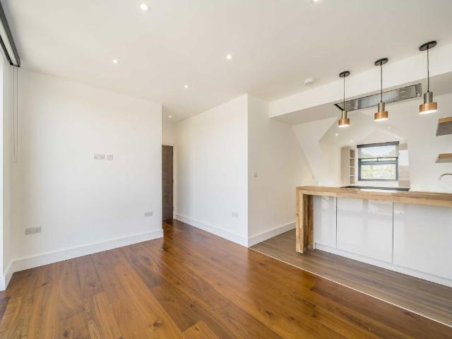 Apartment for rent in Summerstown, Greater London