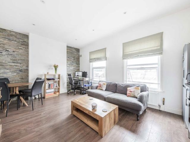 Apartment for rent in Summerstown, Greater London