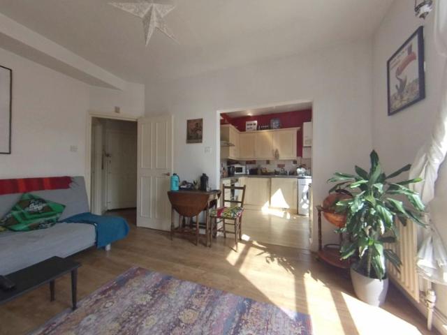 Apartment for rent in Summerstown, Greater London