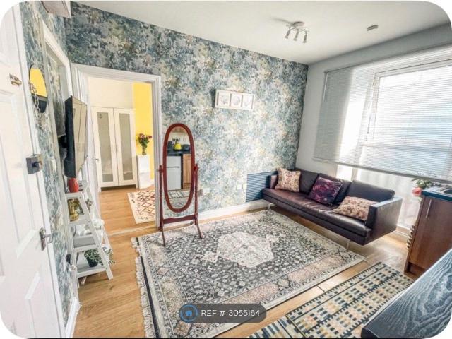 Apartment for rent in Summerstown, Greater London