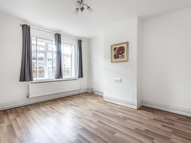 Apartment for rent in Summerstown, Greater London