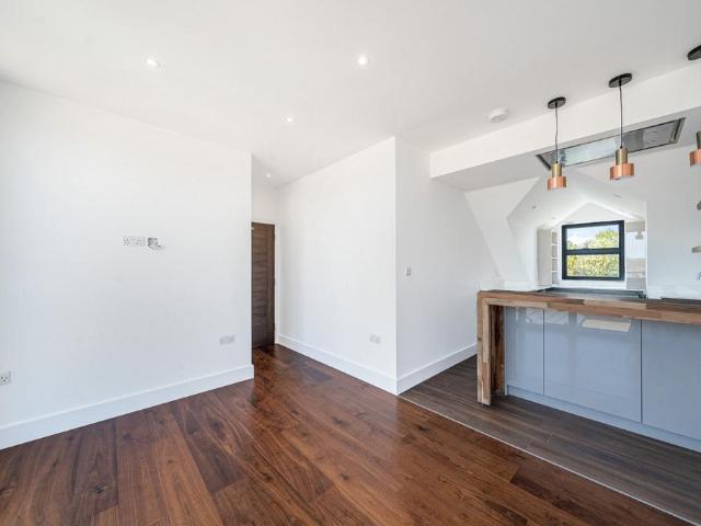 Apartment for rent in Summerstown, Greater London