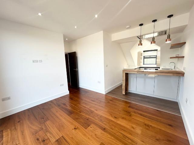 Apartment for rent in Summerstown, Greater London