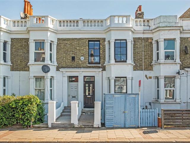 Apartment for rent in Summerstown, Greater London