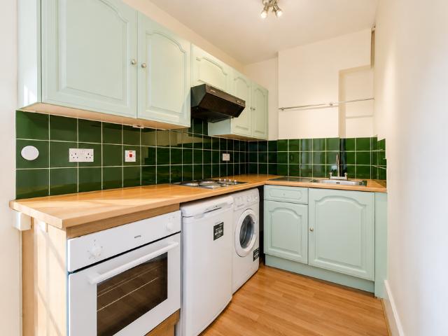 Apartment for rent in Summerstown, Greater London