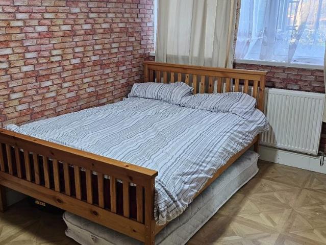 Room for rent in Summerstown, Greater London