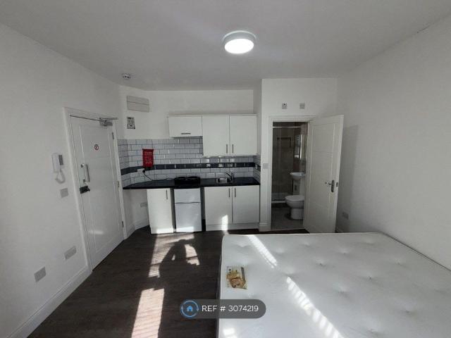 Studio for rent in London Borough of Wandsworth, Greater London