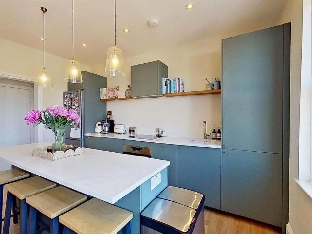 Apartment for rent in Summerstown, Greater London