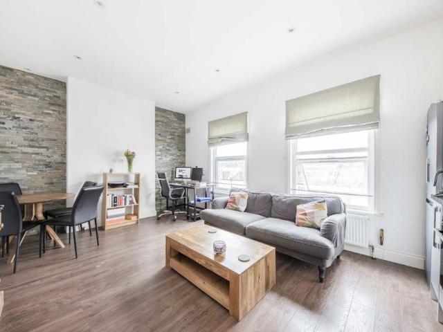 Apartment for rent in Summerstown, Greater London