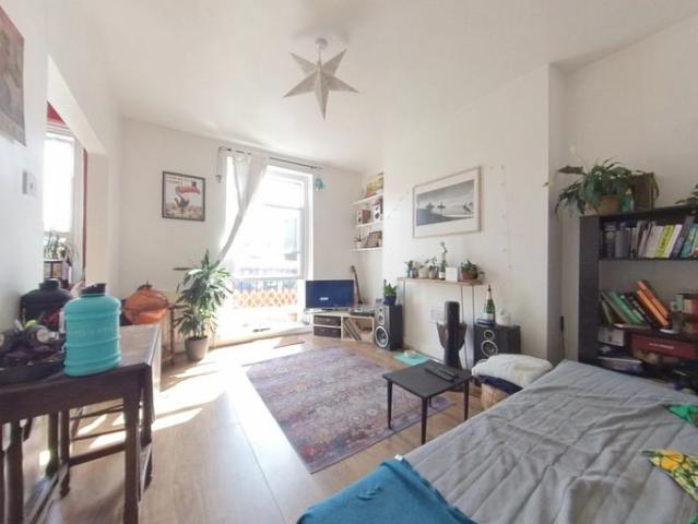 Apartment for rent in Summerstown, Greater London
