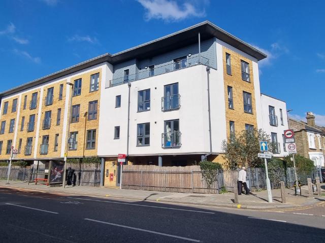 Apartment for rent in Summerstown, Greater London