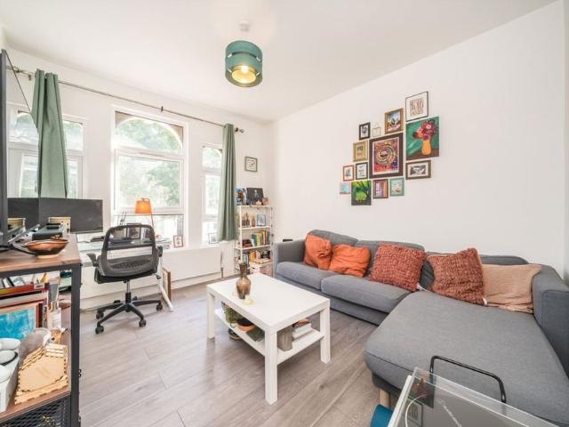Apartment for rent in Summerstown, Greater London