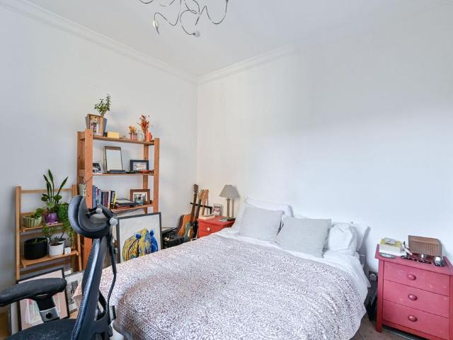 House for rent in Summerstown, Greater London