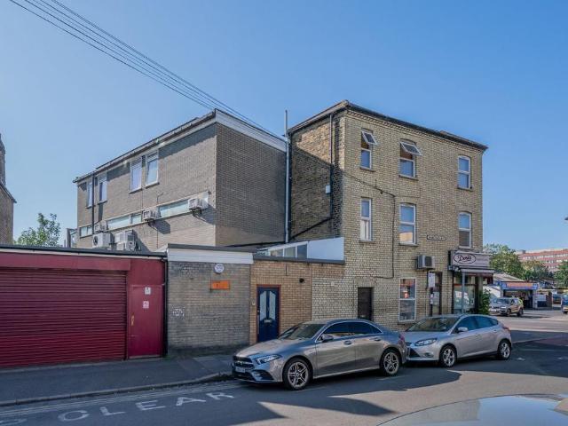Apartment for rent in Summerstown, Greater London