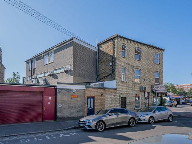 House for rent in Summerstown, Greater London