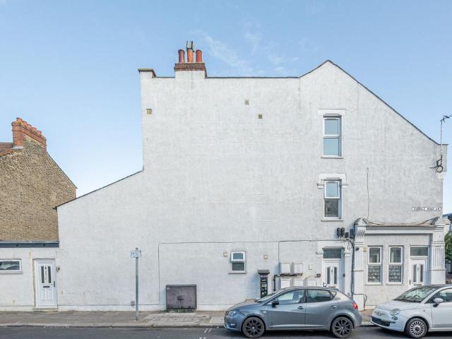 Apartment for rent in Summerstown, Greater London