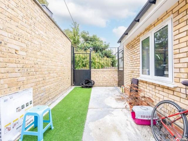 Apartment for rent in Summerstown, Greater London