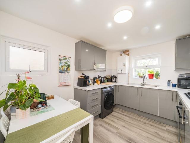 Apartment for rent in Summerstown, Greater London