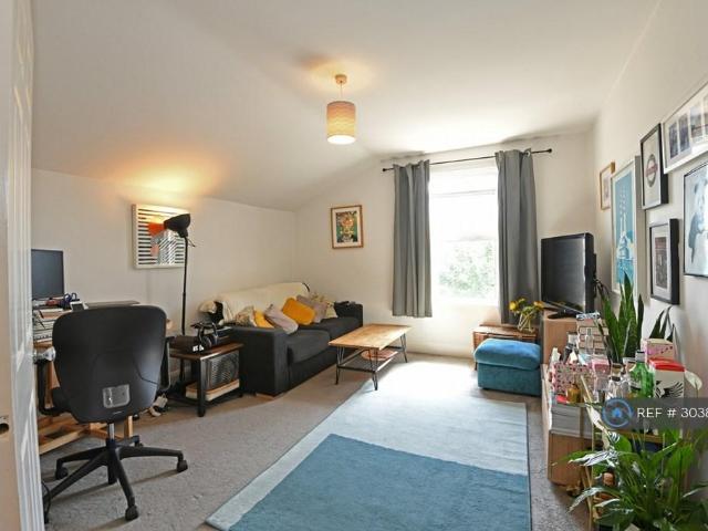 Apartment for rent in Summerstown, Greater London