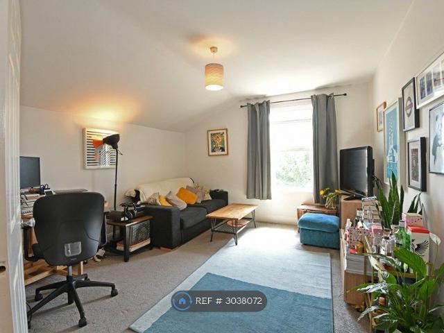 Apartment for rent in Summerstown, Greater London