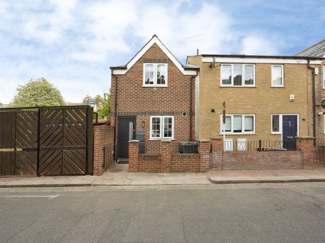 House for rent in Summerstown, Greater London