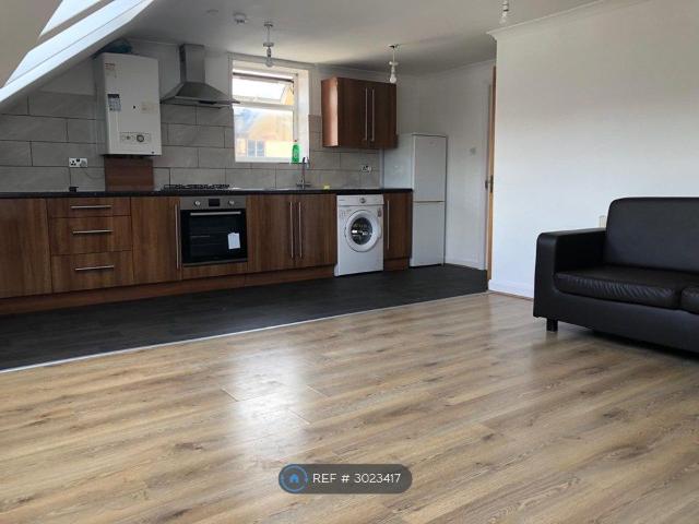 Apartment for rent in Summerstown, Greater London