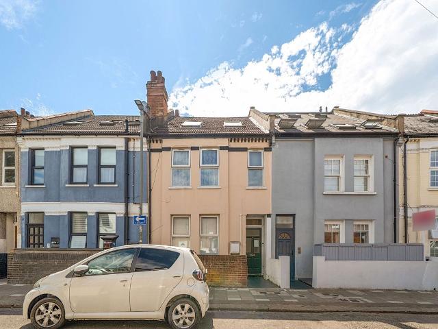 Apartment for rent in Summerstown, Greater London