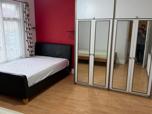 Room for rent in Seven Kings, Greater London