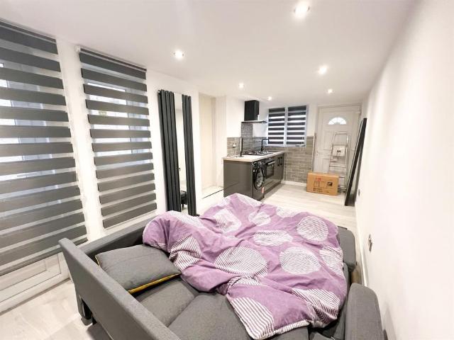 Studio for rent in London Borough of Croydon, Greater London