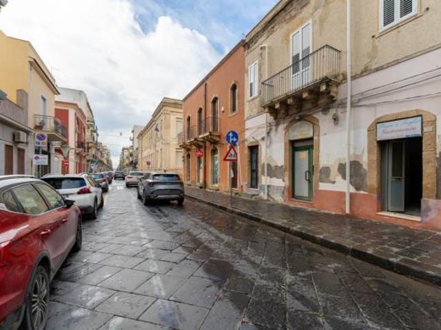 Locale Commerciale in vendita a Augusta, Sicilia
