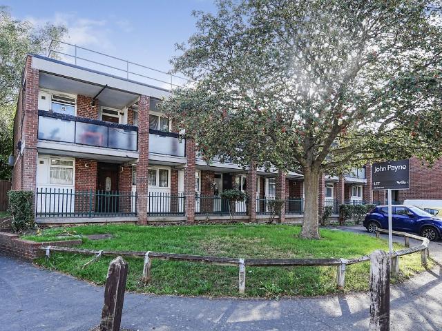 Apartment for rent in Horn Park, Greater London