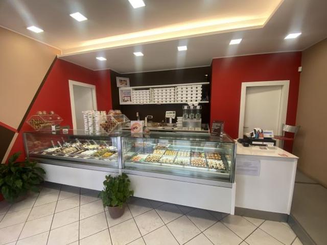 Locale Commerciale in affitto a Unione dei Comuni I Fontanili, Rosate