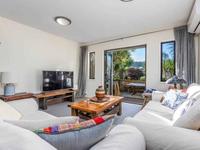 Apartment for rent in Paremoremo, Oroua County