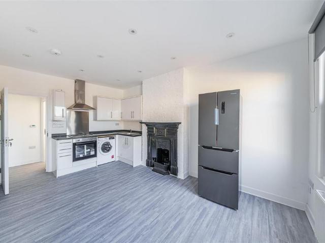 Apartment for rent in Norbiton, Greater London