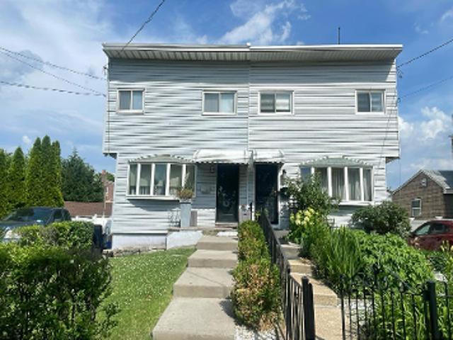 House for sale in The Bronx, Arverne