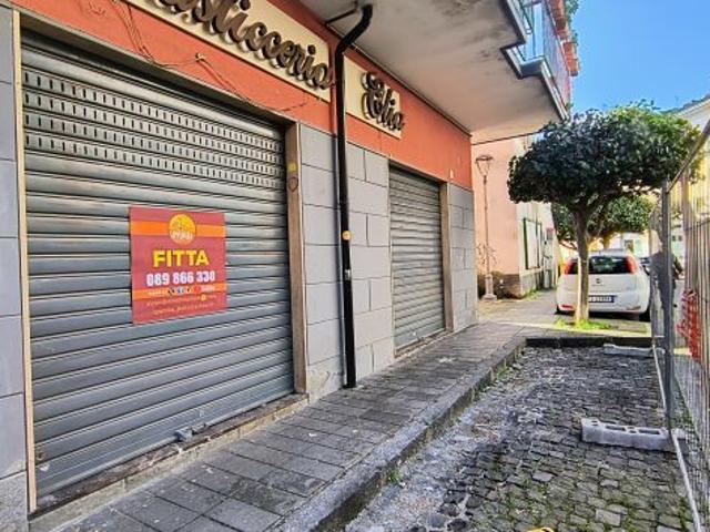 Locale Commerciale in affitto a Giffoni Valle Piana, Campania