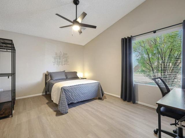 Room for rent in Colony South, Phoenix